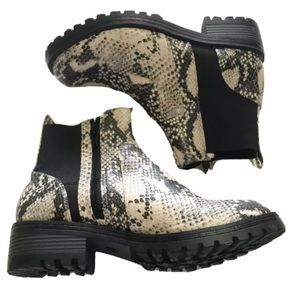 Universal Thread Target Chelsea Boots Booties Double Gore Snake Print Lug Sole 8